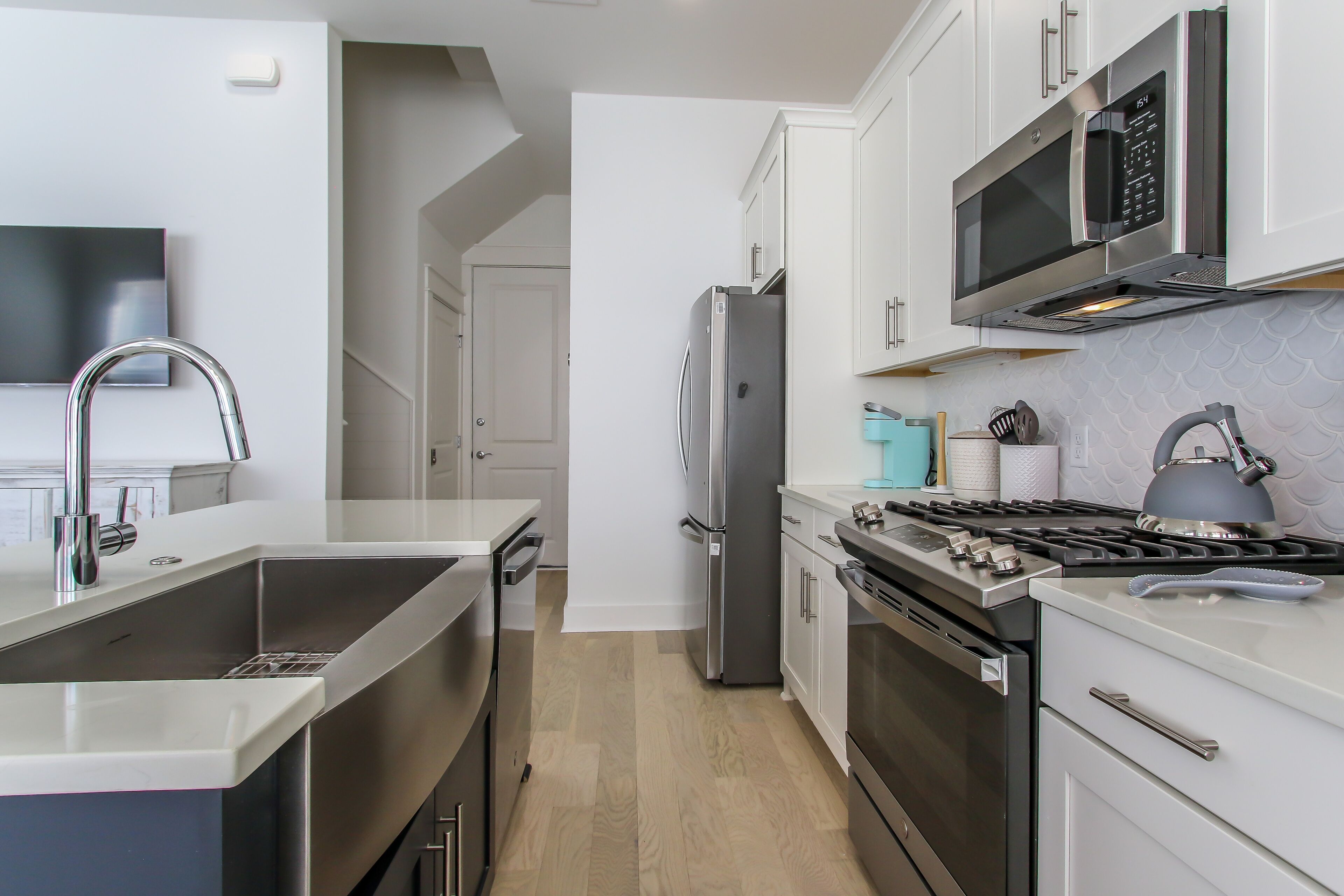 Beautiful new contemporary beach house less than 10 walking minutes to the beach