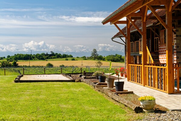 Property grounds - Charming 9-person gîte with heated swimming pool (Peyrusse-Grande)