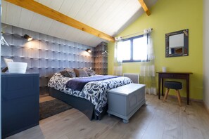 4 bedrooms, iron/ironing board, travel cot, free WiFi