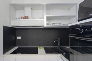 Fridge, microwave, coffee/tea maker, electric kettle - [Spanish Steps] Suite Frezza (Roma)