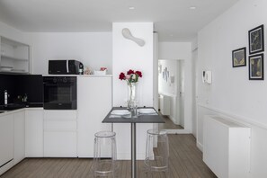 Fridge, microwave, coffee/tea maker, electric kettle - [Spanish Steps] Suite Frezza (Roma)