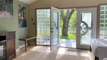 5 habitaciones, tabla de planchar con plancha y cuna de viaje