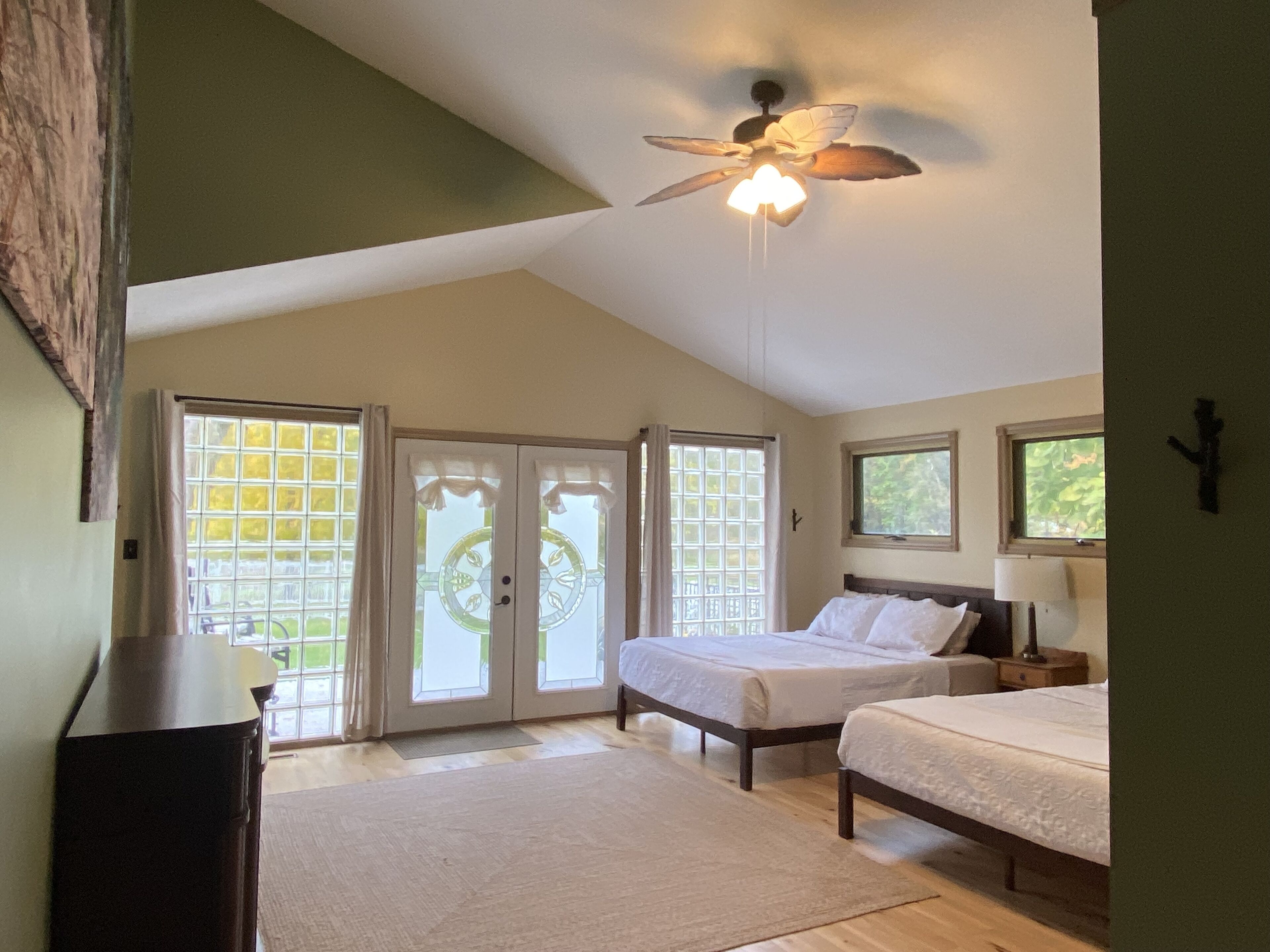 5 habitaciones, tabla de planchar con plancha y cuna de viaje 