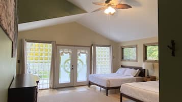 5 habitaciones, tabla de planchar con plancha y cuna de viaje