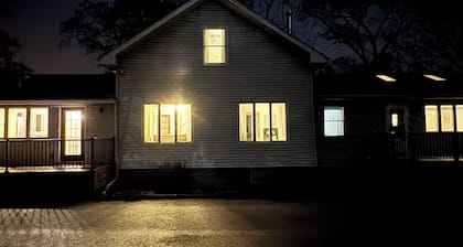 "The Nook"- ROOMY Home 2mi- Dunes & Chesterton, Yard, Fire Pit, Grill, Game Room
