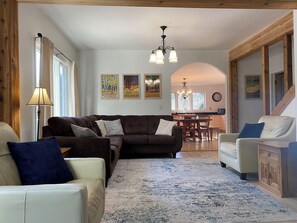 Älytelevisio, videopelejä, DVD-soitin, pöytäjalkapallopöytä