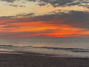 Ranta lähistöllä, aurinkotuoleja, rantapyyhkeitä