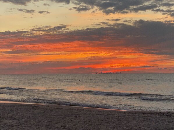 Una spiaggia nelle vicinanze, lettini da mare, teli da spiaggia