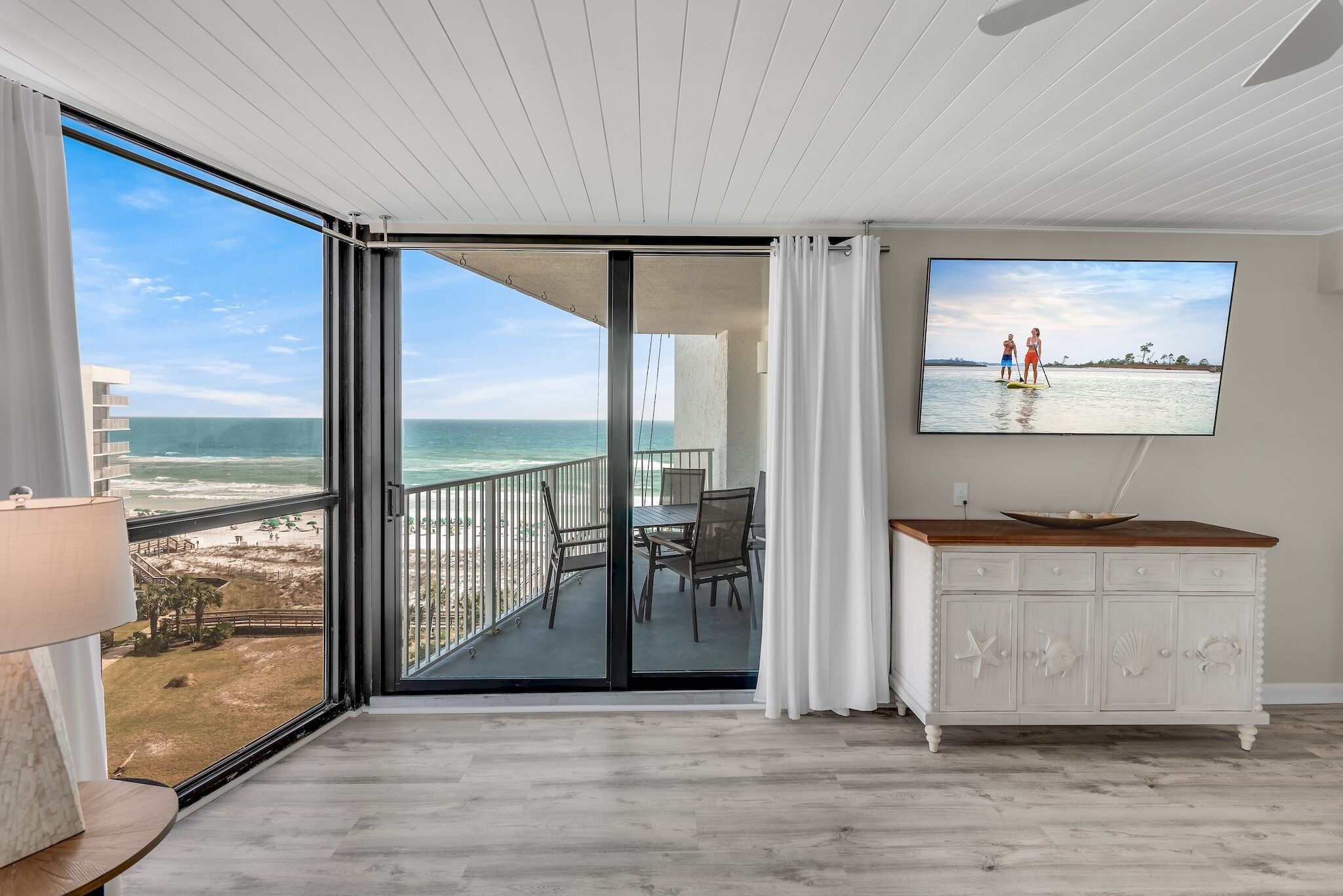 BEAUTIFUL COASTAL RENOVATION, 2 Kings, Sleeps 6, Free Beach Service