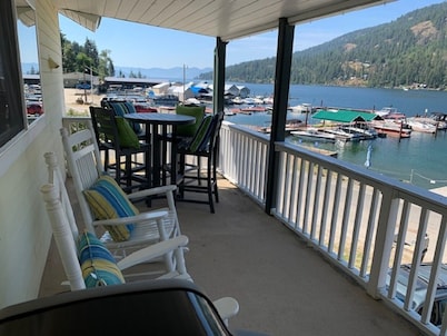 Waterfront Home-Great Boating/Fishing/Beach. Mountain Views, close to Sandpoint