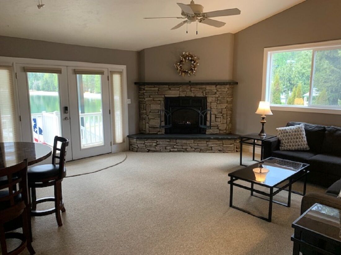 Waterfront Home-Great Fishing, Mountain Views, & Close to Schweitzer Ski Resort