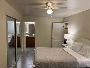 2 slaapkamers, een bureau, een strijkplank/strijkijzer, gratis wifi