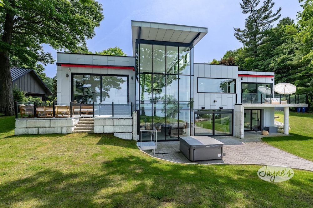 Elaborate 5 bed 7 bath Luxury Cottage on Lake Simcoe! Five Star Resort! Sunset!