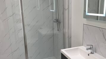 Kamar Twin | Kamar mandi | Shower dan handuk