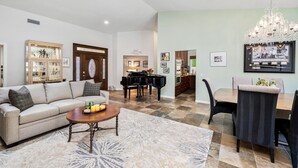 Un salon comprenant un canapé, une table basse et un coin repas avec une table et des chaises.