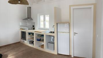 Fridge, oven, stovetop, coffee/tea maker