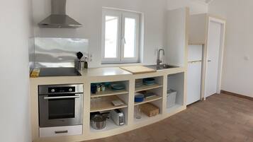 Fridge, oven, stovetop, coffee/tea maker