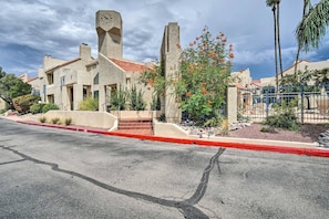 Exterior - Charming Lower Foothills Condo + Pool/spa & Gym (Tucson)