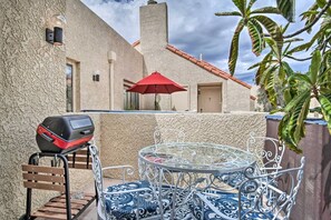 Outdoor dining - Charming Lower Foothills Condo + Pool/spa & Gym (Tucson)