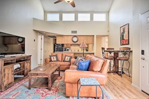 Smart TV, fireplace - Charming Lower Foothills Condo + Pool/spa & Gym (Tucson)