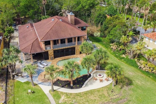 Waterfront Kemah Estate w/ Heated Pools & Private Pier, Walk to Kemah Boardwalk
