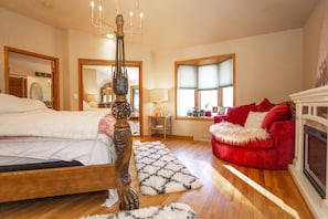 4 bedrooms, desk, iron/ironing board, travel cot