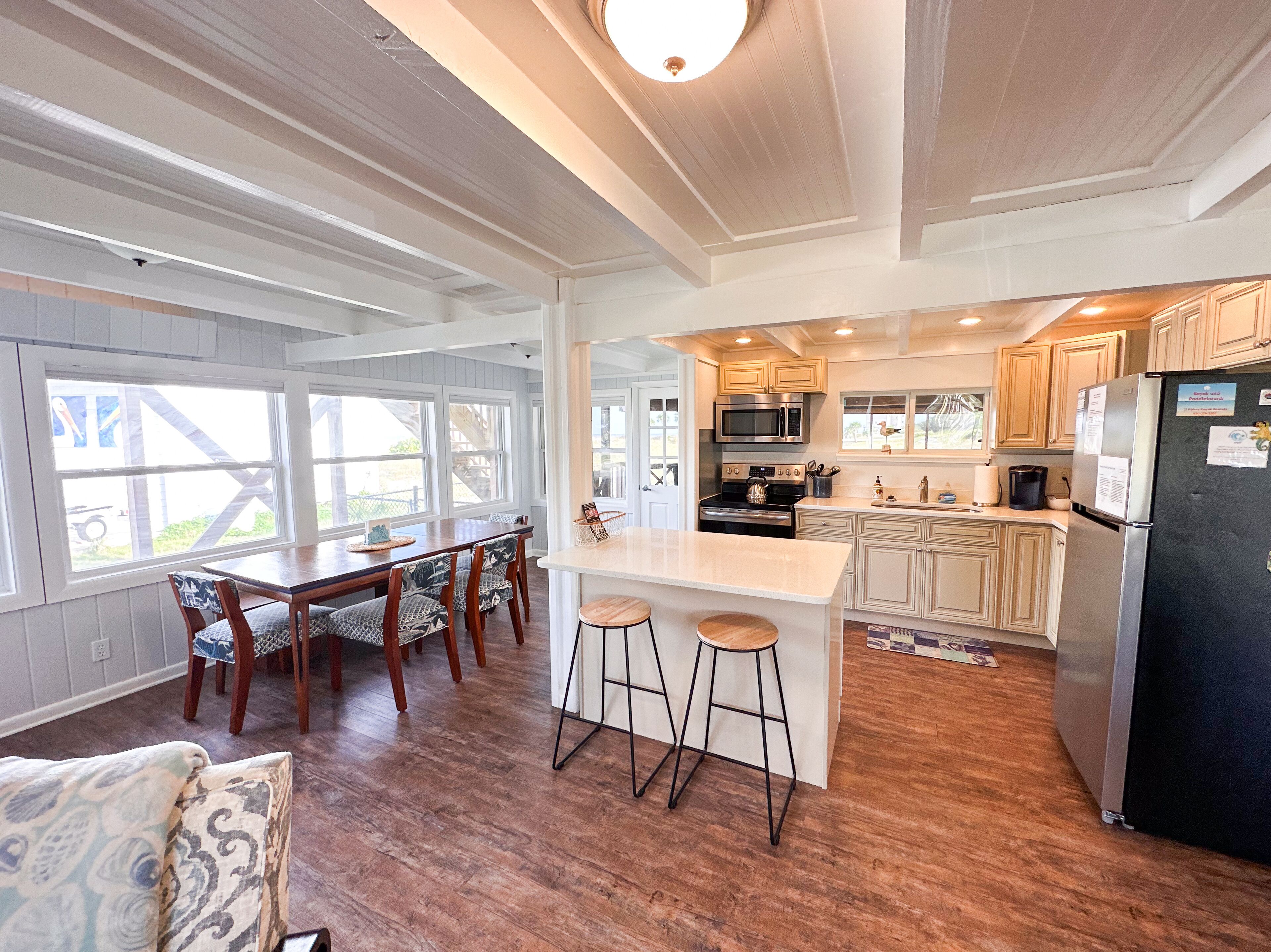 冷蔵庫、電子レンジ、オーブン、コンロ