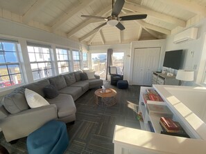 Smart-TV, DVD-Player, Bücher, Videothek