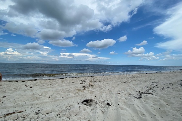 Vlak bij het strand, ligstoelen aan het strand, strandlakens