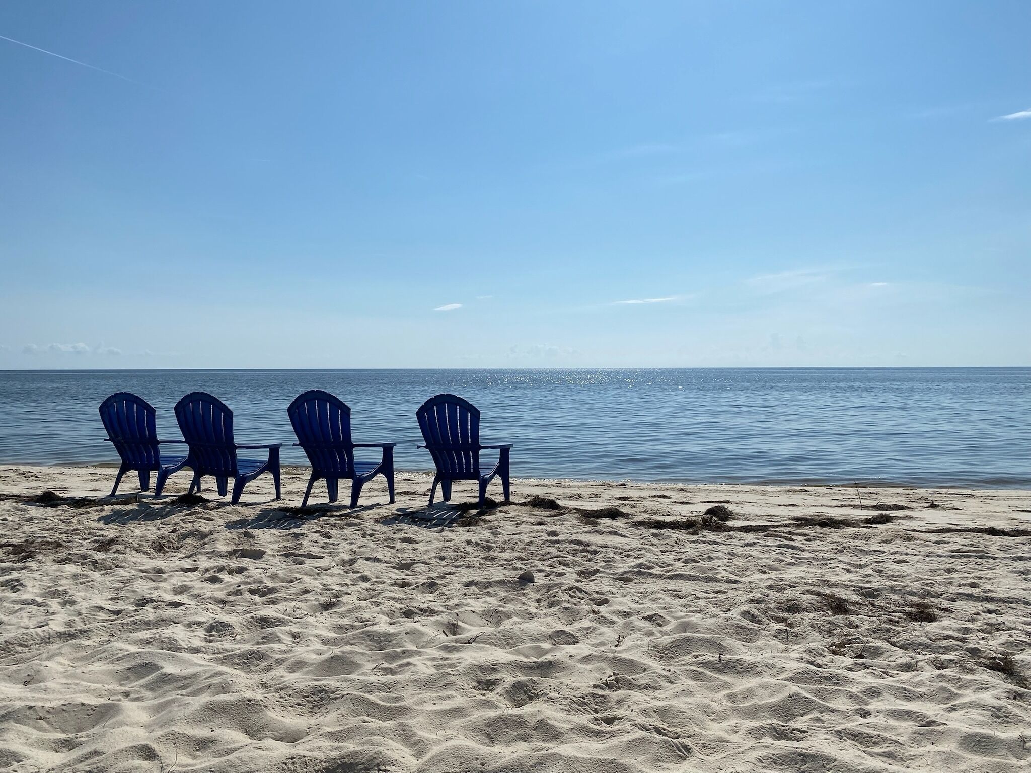 Plage à proximité, chaises longues, serviettes de plage