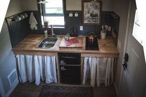 Een koelkast, een kookplaat, een koffiezetapparaat/waterkoker