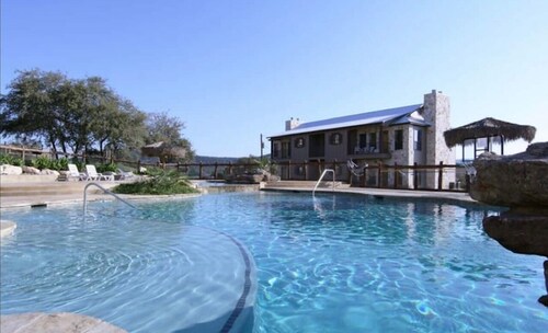 Garner State Park/Frio River Getaway in Concan!            