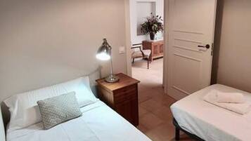 3 bedrooms, desk, soundproofing, iron/ironing board