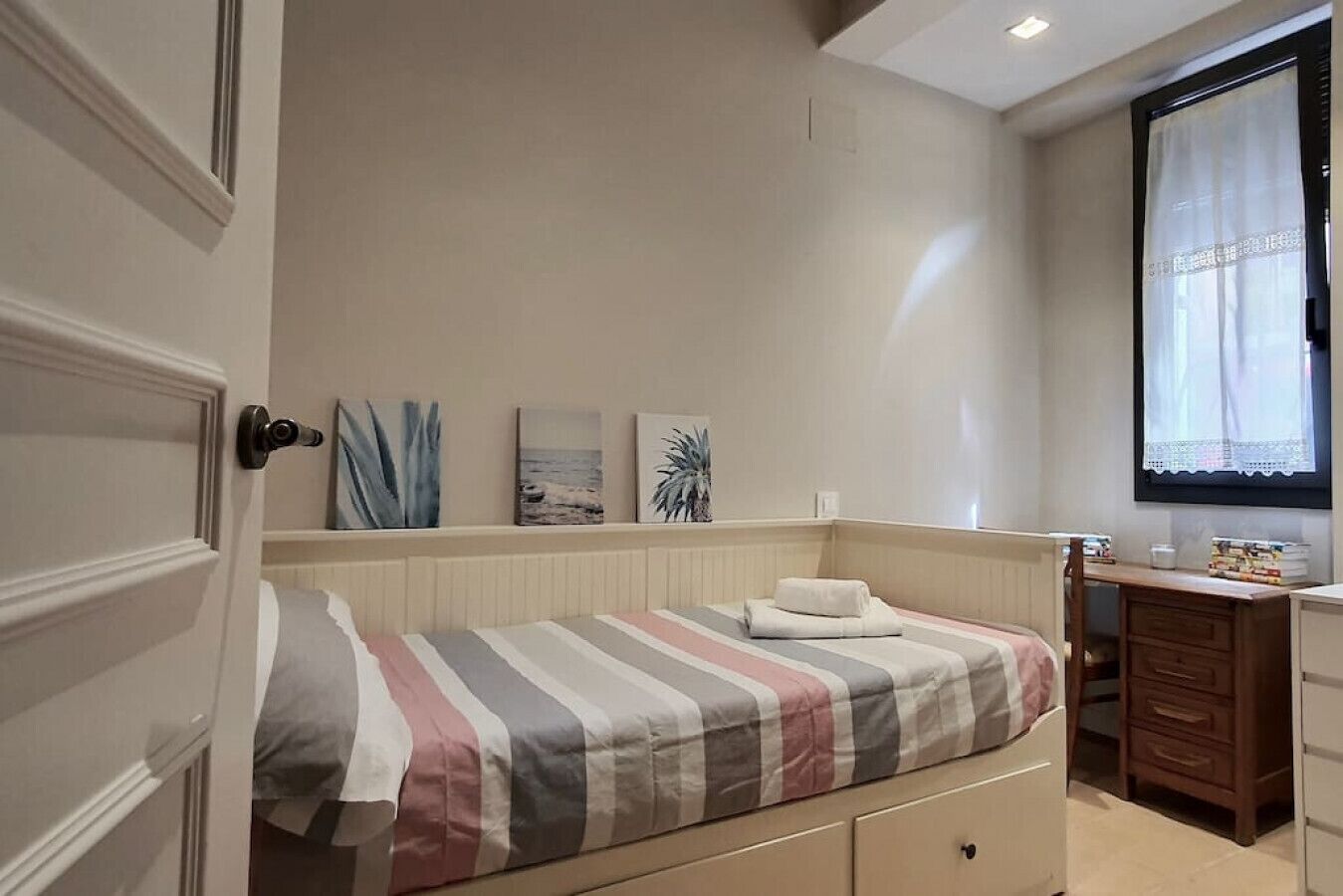 3 bedrooms, desk, soundproofing, iron/ironing board