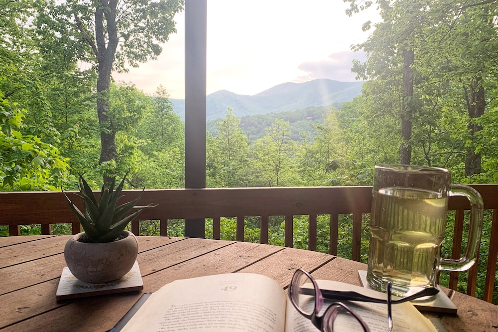 ✨New on VRBO✨ Great Views w Free Wifi +Hot Tub + Fireplace Ellijay & Blue Ridge