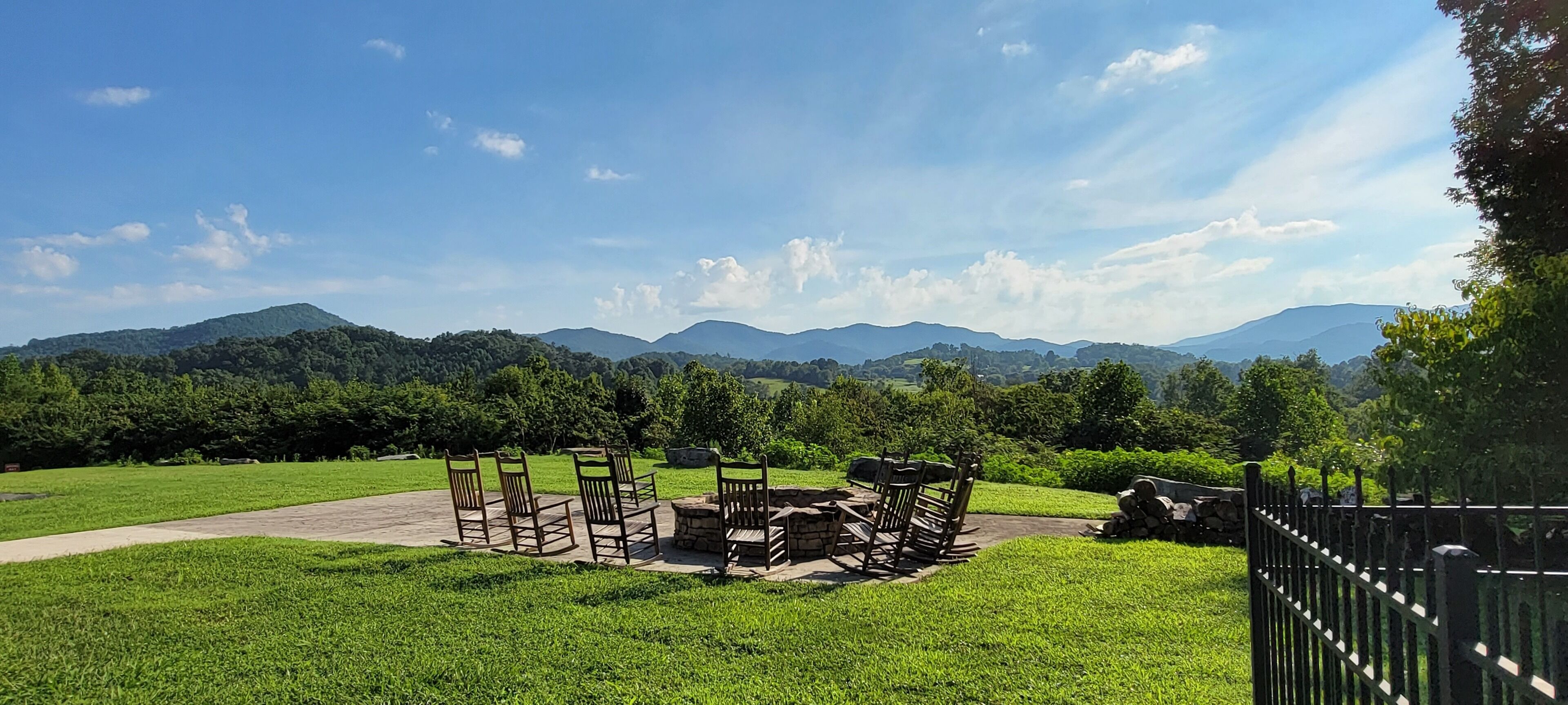 Romantic Peaceful Bear Condo  5 STARS, POOL ELEGANT, SLEEPS 6 NEAR CADES COVE