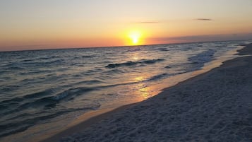 På stranden, liggestole, badehåndklæder