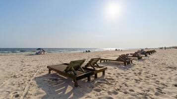På stranden, solstolar och strandhanddukar