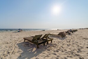 På stranden, solstolar och strandhanddukar