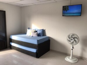 32-inch flat-screen TV with cable channels, TV - 2RK-2 APARTAMENTO EN CARTAGENA CON WIFI (Cartagena)