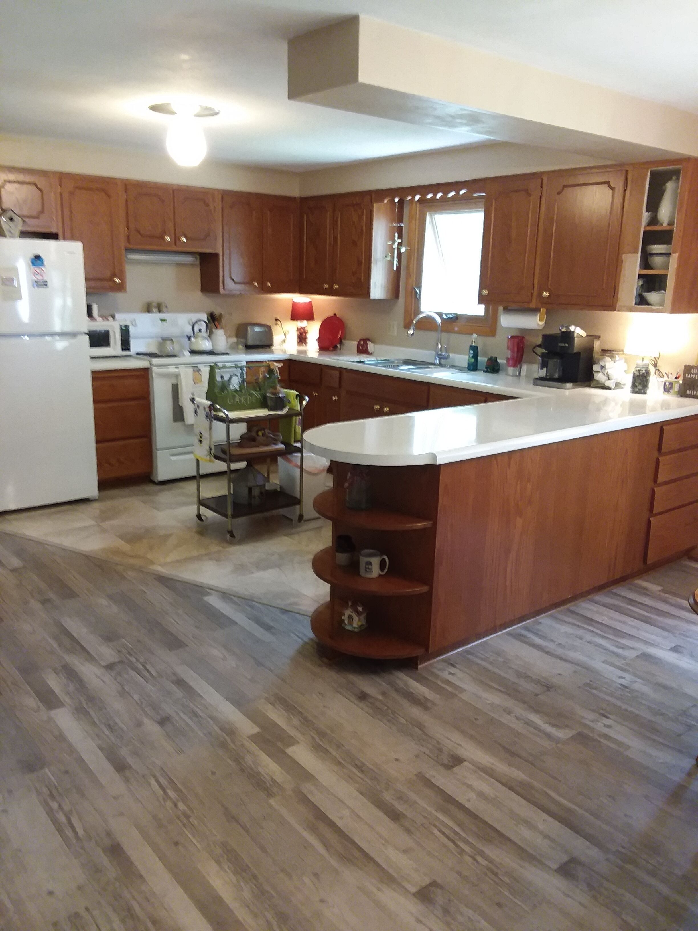 Cozy Mid-Century home on the scenic River Road.