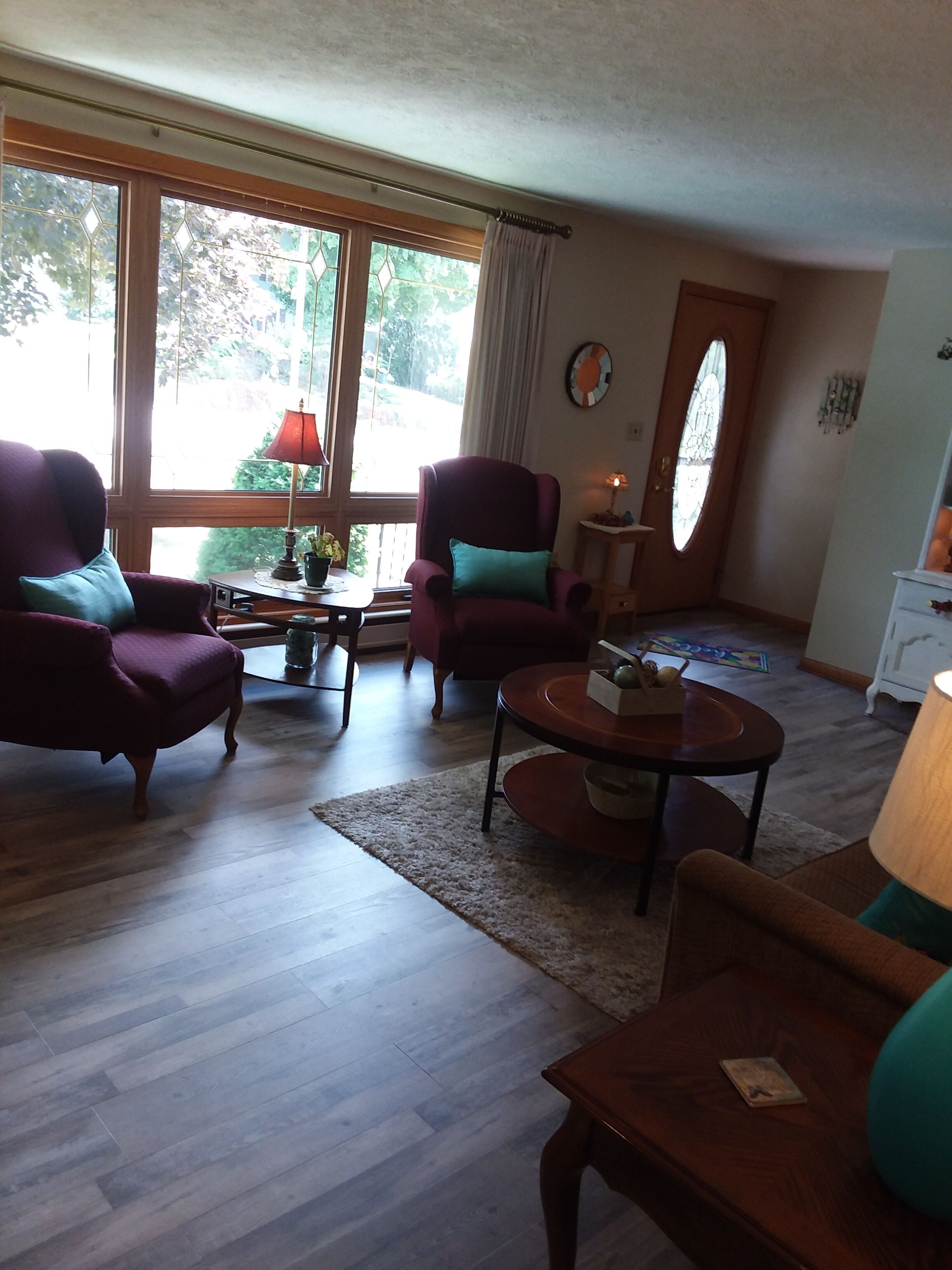 Cozy Mid-Century home on the scenic River Road.