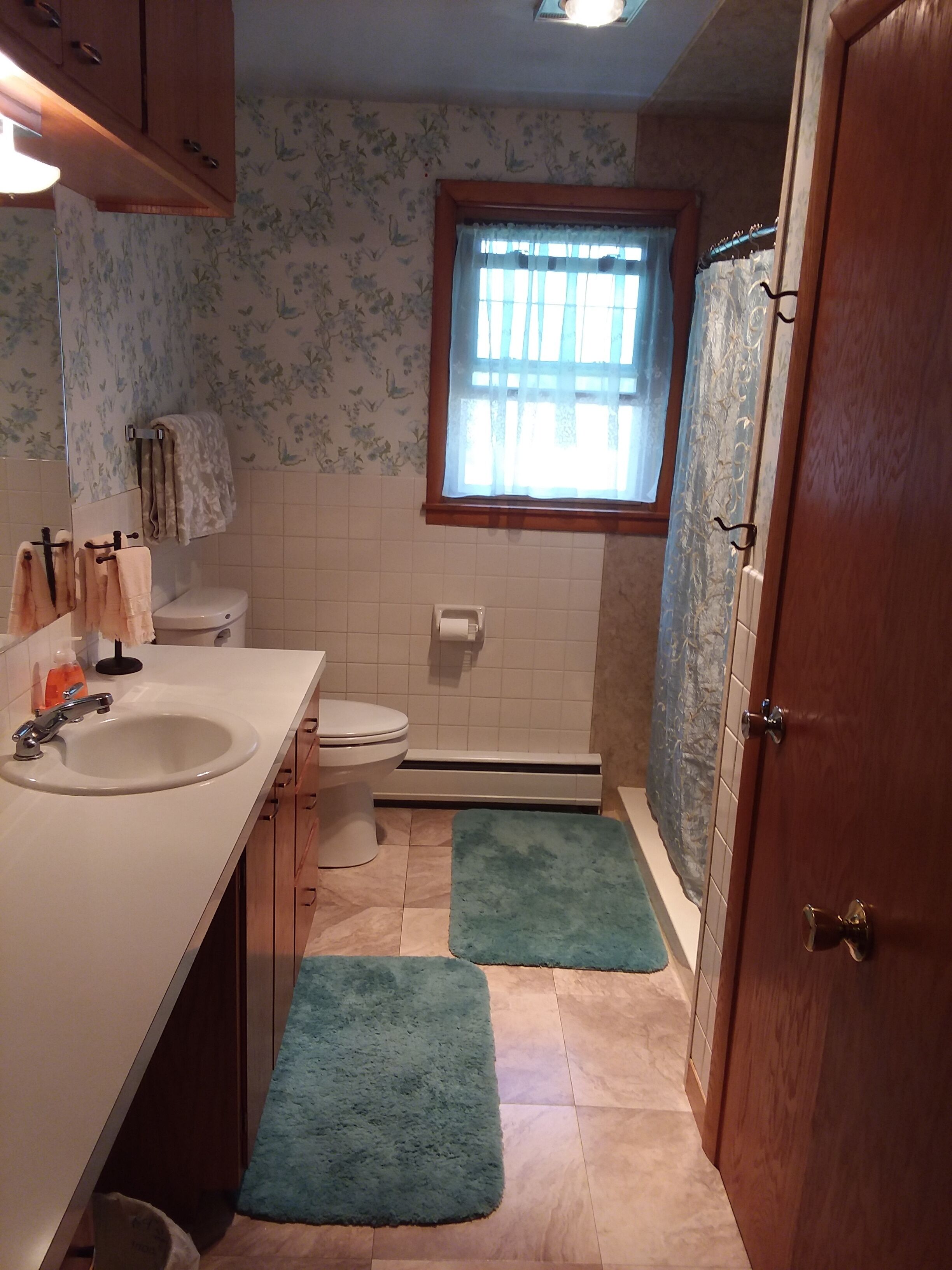 Cozy Mid-Century home on the scenic River Road.