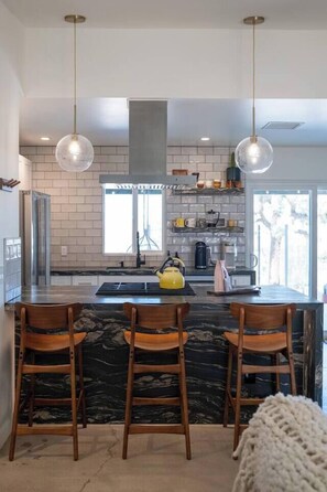 Fridge, microwave, oven, stovetop - Soul Shine| Amazing Views | Location | Remodeled, Soul Shine| Amazing Views | Location | Remodeled (Joshua Tree)