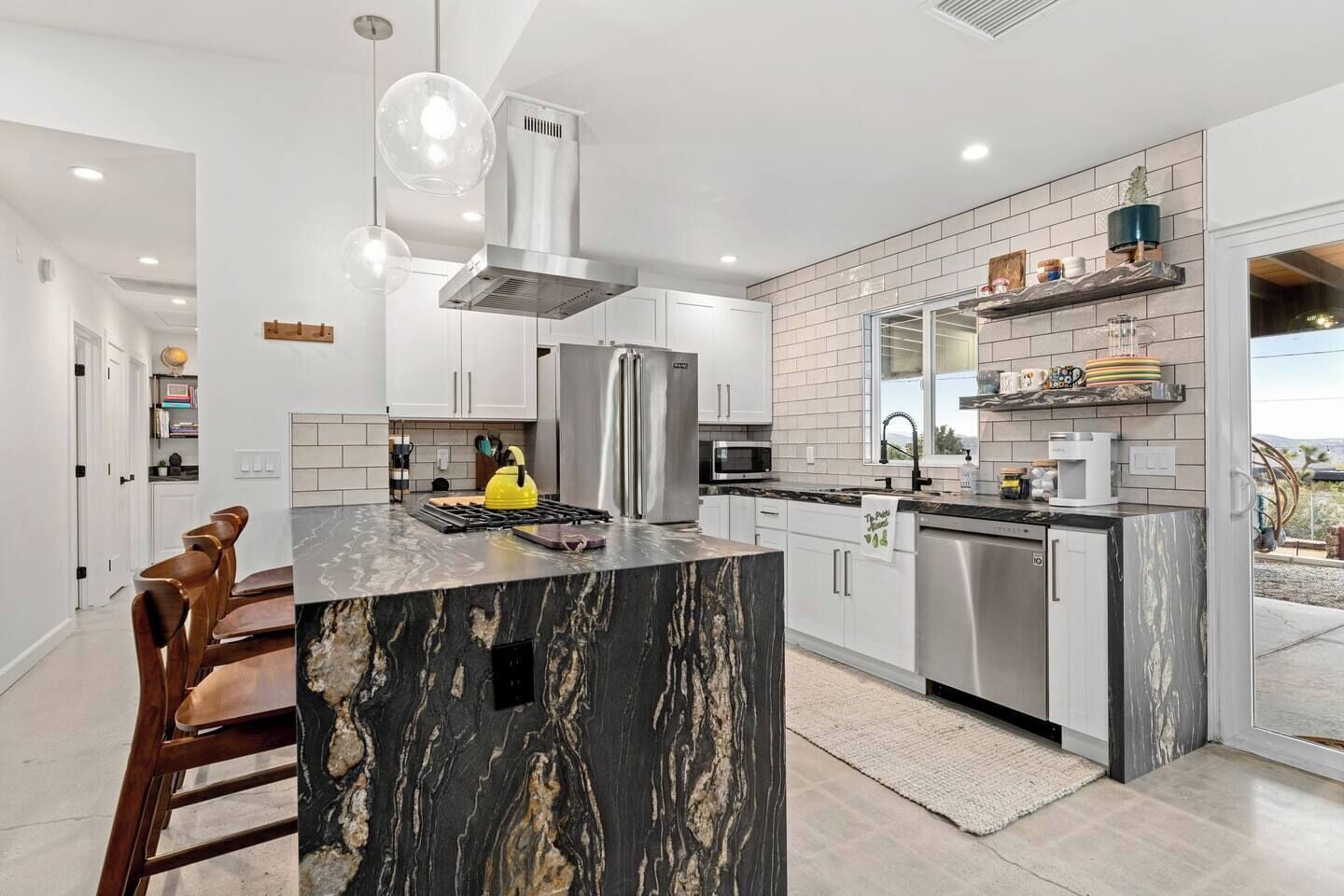 Réfrigérateur, four à micro-ondes, un four, surface de cuisson