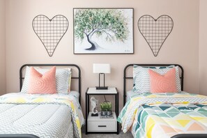 4 slaapkamers, een bureau, een strijkplank/strijkijzer, reisbedje