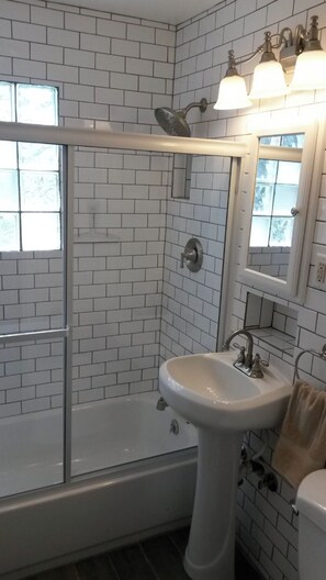 Duschwanne, Haartrockner, Handtücher, Toilettenpapier