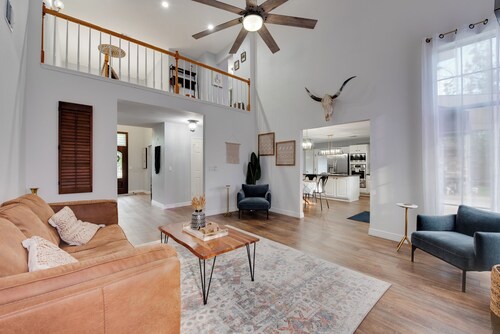 Family-Friendly 4BR w/ Heated Pool, Spa & Game Room near The Woodlands and IAH