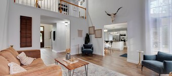 Family-Friendly 4BR w/ Heated Pool, Spa & Game Room near The Woodlands and IAH