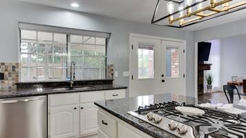 Geladeira, micro-ondas, fogão, cooktop